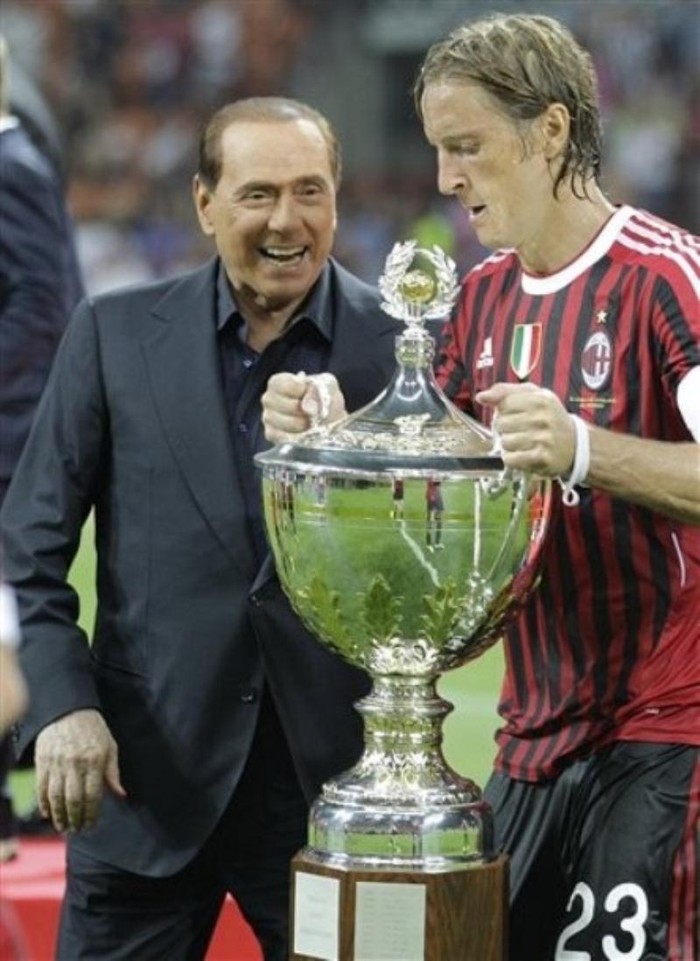 Sau khi chuyển nhượng Thiago Silva và Zlatan Ibrahimovic tới Paris Saint-Germain, AC Milan đã xóa phần lớn số nợ đang gánh và theo lời của Berlusconi, “tài chính của Milan sẽ được ổn định trong vòng 3-4 năm tới”.